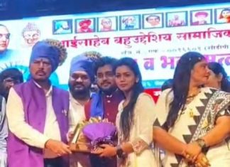 सामाजिक न्याय राज्यमंत्री रामदास आठवले यांचे हस्ते कु. माधुरी कटकोजवार यांना बेस्ट प्रेस रिपोर्टर अवार्ड प्रदान आईसाहेब बहुउद्देशीय सामाजिक संस्था चंद्रपूर