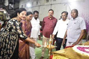 *सौ योगिता अनुप कोंडावार, सौ. चंदाताई कोंडावार , विजय भाऊ कोंडावार, शंकर सातपुते, प्रेमराव वखरे, दीपक अण्णा कापर्तीवार दीप प्रज्वलन व पूजन करतांना.*